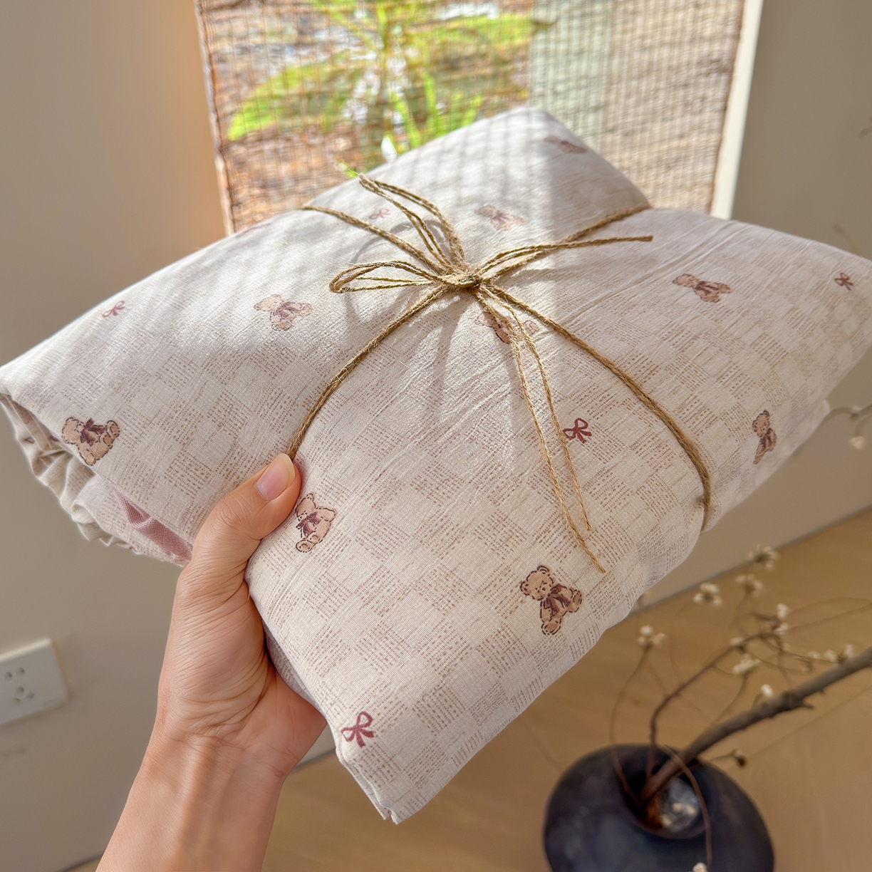 91家纺网 家纺一手货源 找家纺 铺尚美家纺 2026春夏新品色织棉麻棉纱小露麻系列皱皱纱四件套 棋盘格小熊