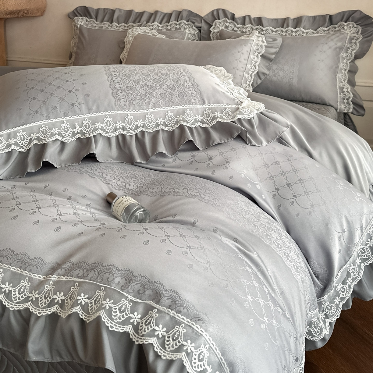 91家纺网 家纺一手货源 找家纺 首尔家纺 2026新款花边夹棉床盖四件套厚织提花款系列-提供买家秀 浮生若梦-浅云灰