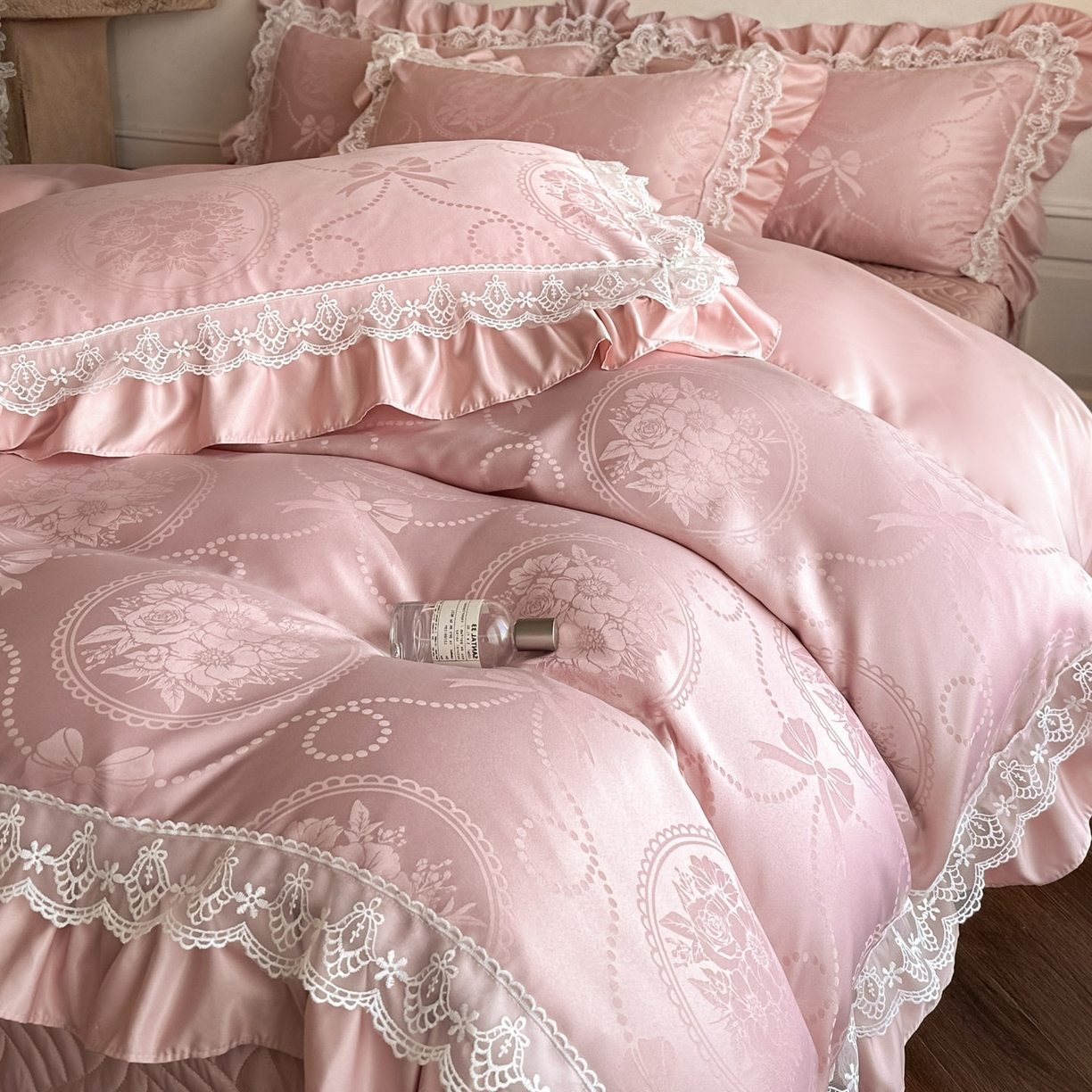 91家纺网 家纺一手货源 找家纺 首尔家纺 2026新款花边夹棉床盖四件套厚织提花款系列-提供买家秀 秘境-粉豆沙