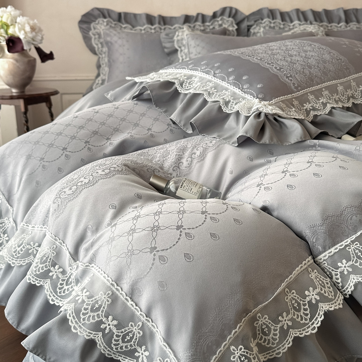 91家纺网 家纺一手货源 找家纺 首尔家纺 2026新款花边夹棉床盖四件套厚织提花款系列-提供买家秀 浮生若梦-浅云灰