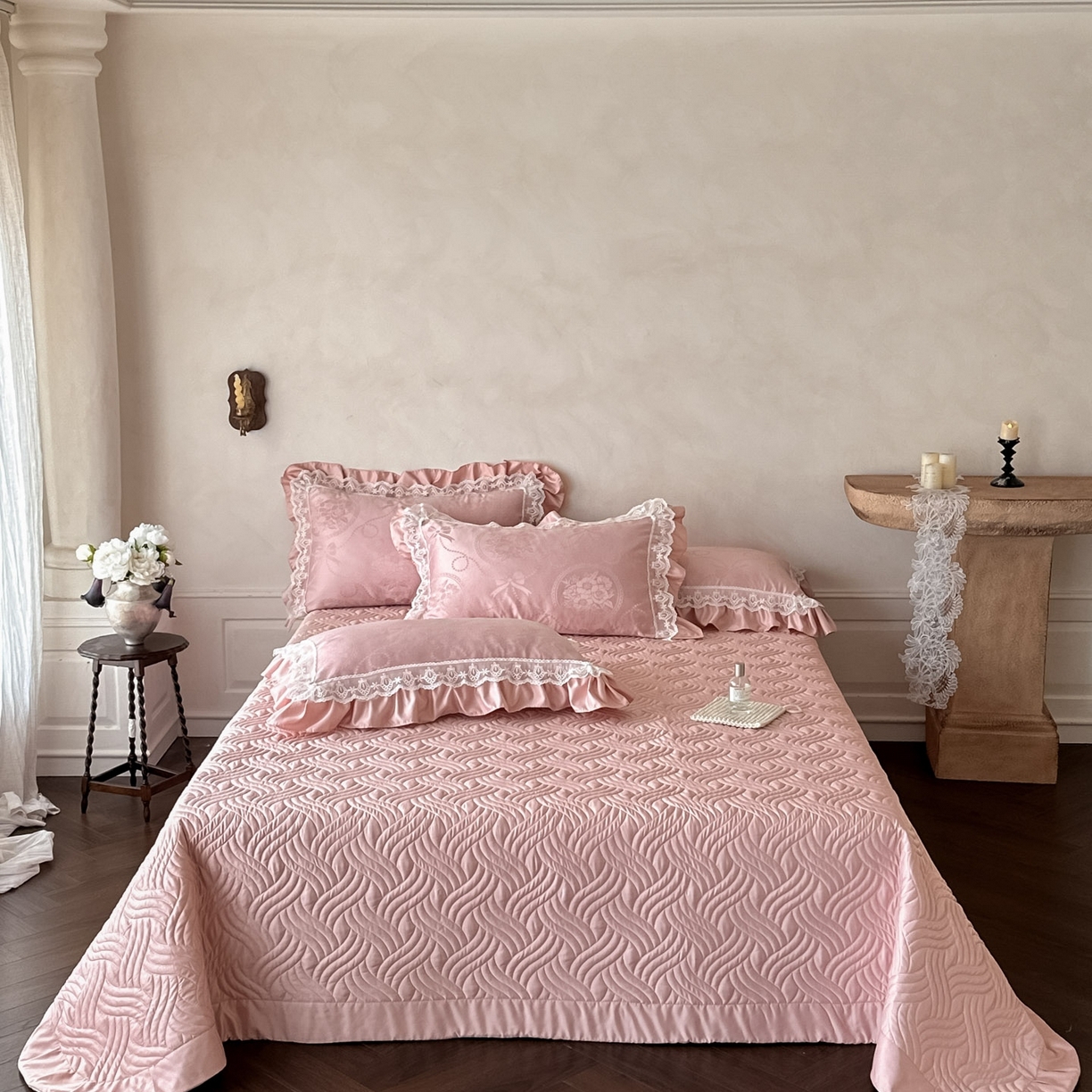 91家纺网 家纺一手货源 找家纺 首尔家纺 2026新款花边夹棉床盖四件套厚织提花款系列-提供买家秀 秘境-粉豆沙