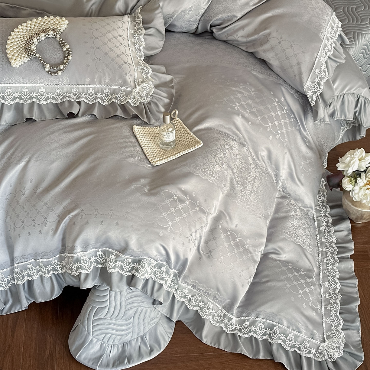 91家纺网 家纺一手货源 找家纺 首尔家纺 2026新款花边夹棉床盖四件套厚织提花款系列-提供买家秀 浮生若梦-浅云灰