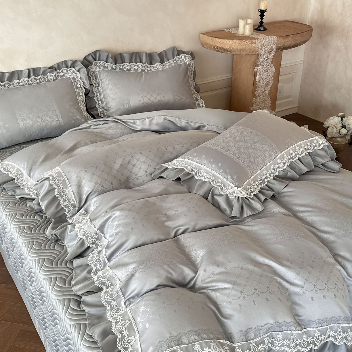 91家纺网 家纺一手货源 找家纺 首尔家纺 2026新款花边夹棉床盖四件套厚织提花款系列-提供买家秀 浮生若梦-浅云灰