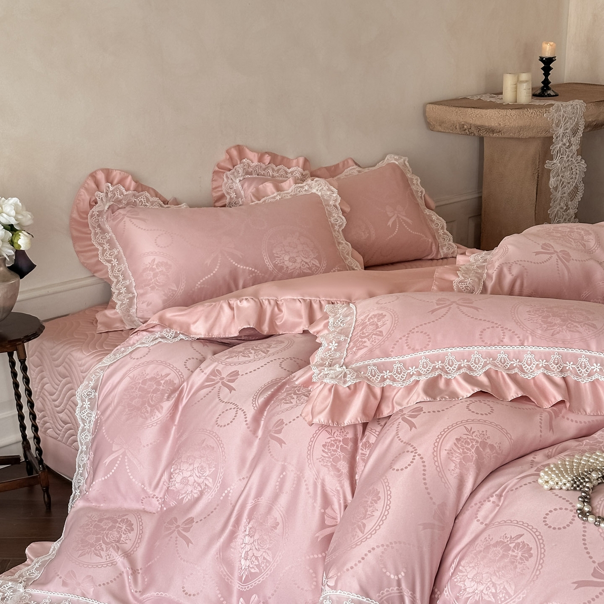 91家纺网 家纺一手货源 找家纺 首尔家纺 2026新款花边夹棉床盖四件套厚织提花款系列-提供买家秀 秘境-粉豆沙