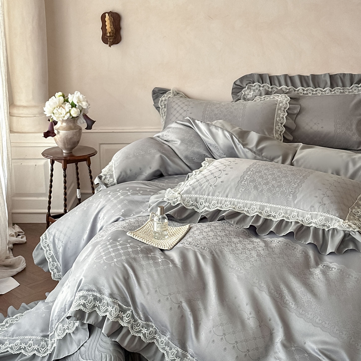 91家纺网 家纺一手货源 找家纺 首尔家纺 2026新款花边夹棉床盖四件套厚织提花款系列-提供买家秀 浮生若梦-浅云灰