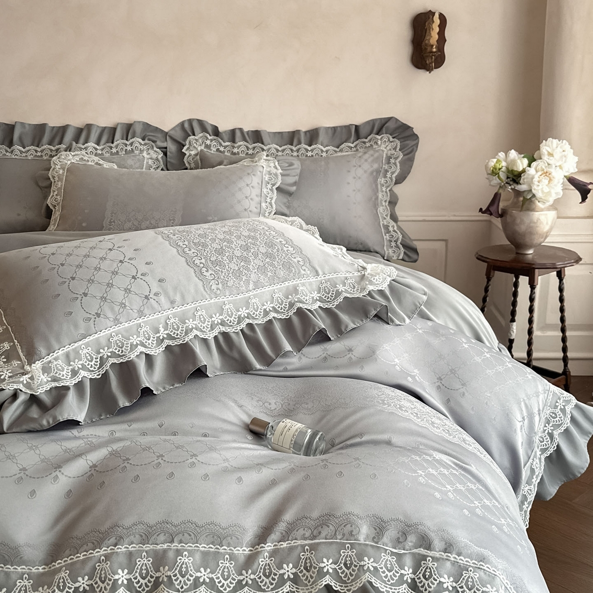 91家纺网 家纺一手货源 找家纺 首尔家纺 2026新款花边夹棉床盖四件套厚织提花款系列-提供买家秀 浮生若梦-浅云灰