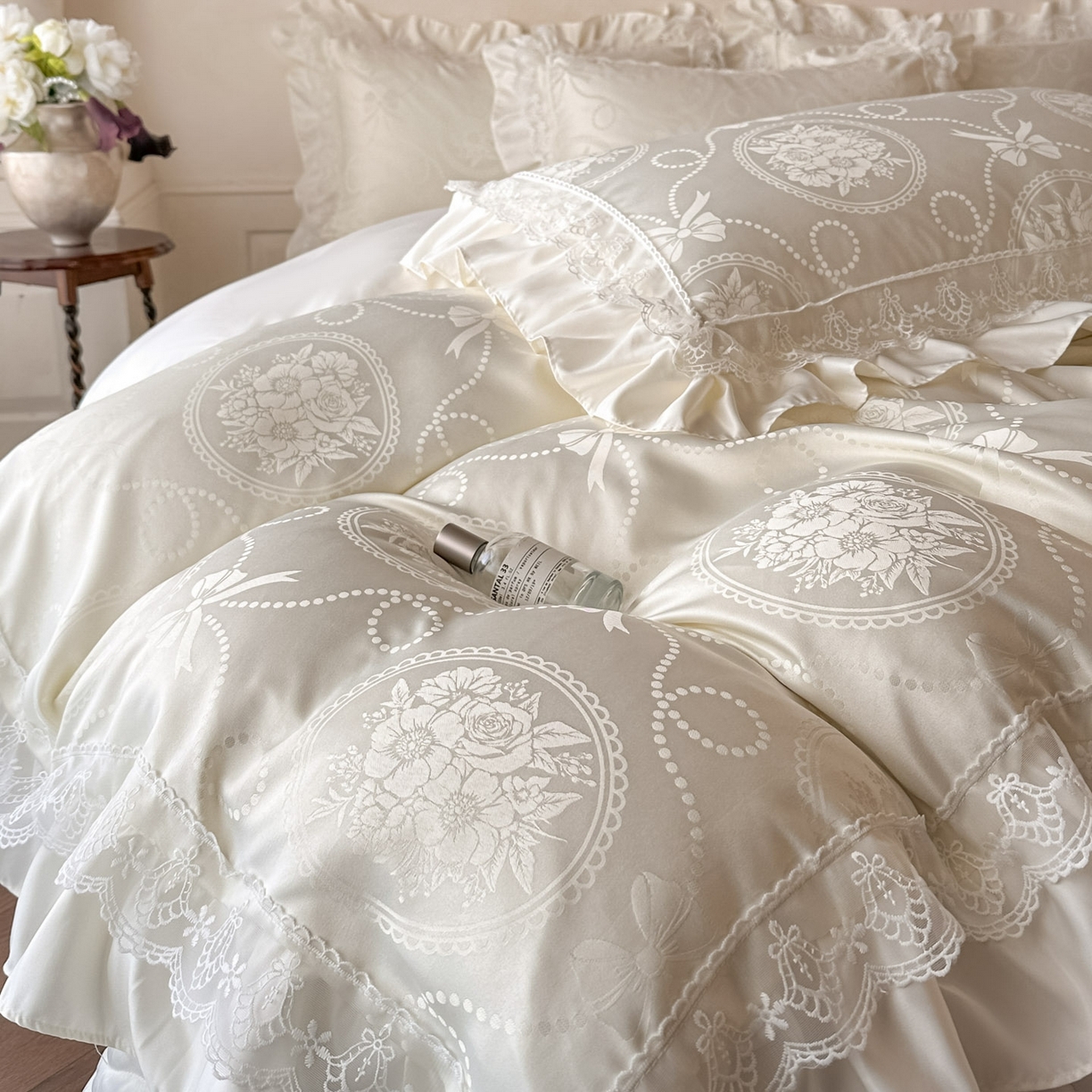 91家纺网 家纺一手货源 找家纺 首尔家纺 2026新款花边夹棉床盖四件套厚织提花款系列-提供买家秀 秘境-米白