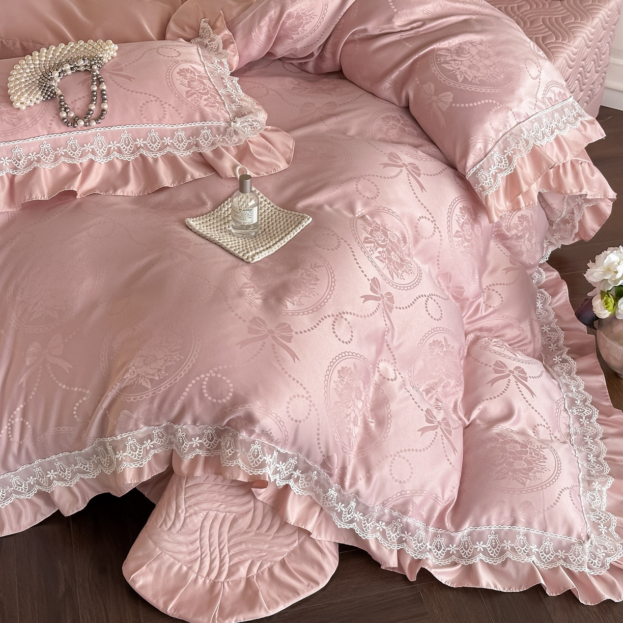 91家纺网 家纺一手货源 找家纺 首尔家纺 2026新款花边夹棉床盖四件套厚织提花款系列-提供买家秀 秘境-粉豆沙