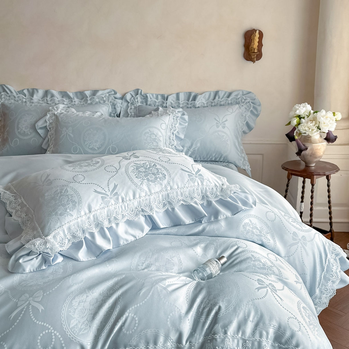 91家纺网 家纺一手货源 找家纺 首尔家纺 2026新款花边夹棉床盖四件套厚织提花款系列-提供买家秀 秘境-天蓝