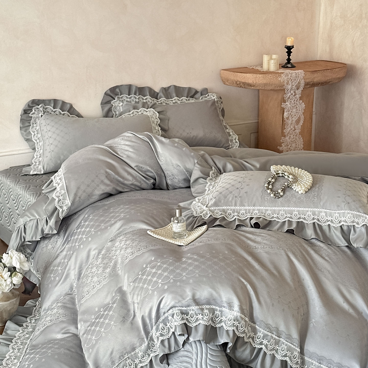 91家纺网 家纺一手货源 找家纺 首尔家纺 2026新款花边夹棉床盖四件套厚织提花款系列-提供买家秀 浮生若梦-浅云灰
