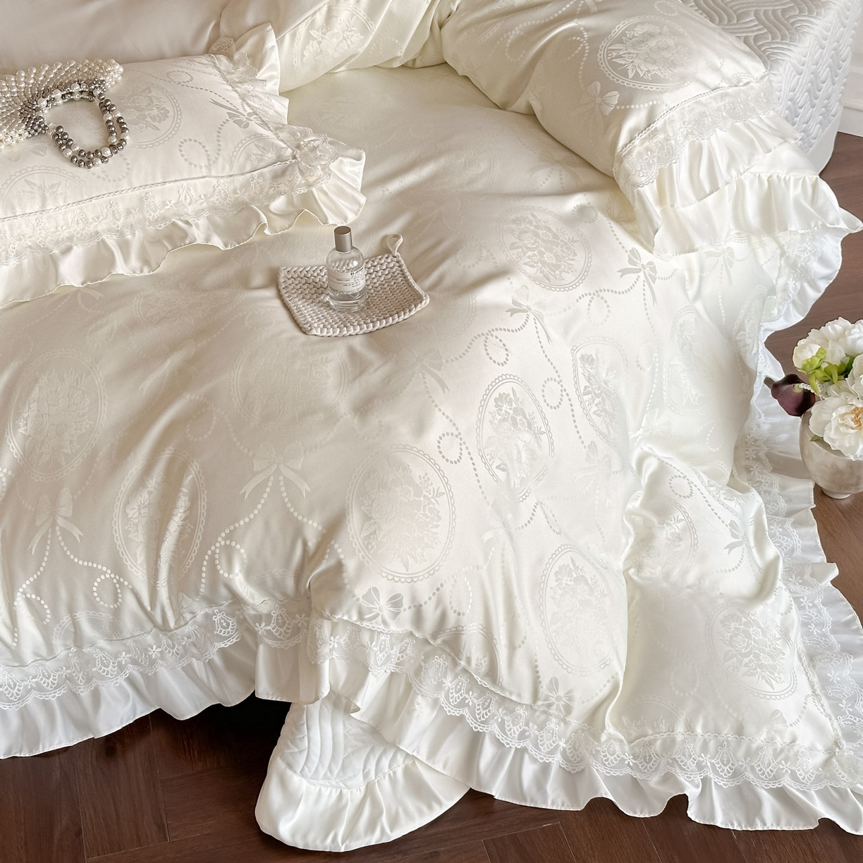 91家纺网 家纺一手货源 找家纺 首尔家纺 2026新款花边夹棉床盖四件套厚织提花款系列-提供买家秀 秘境-米白