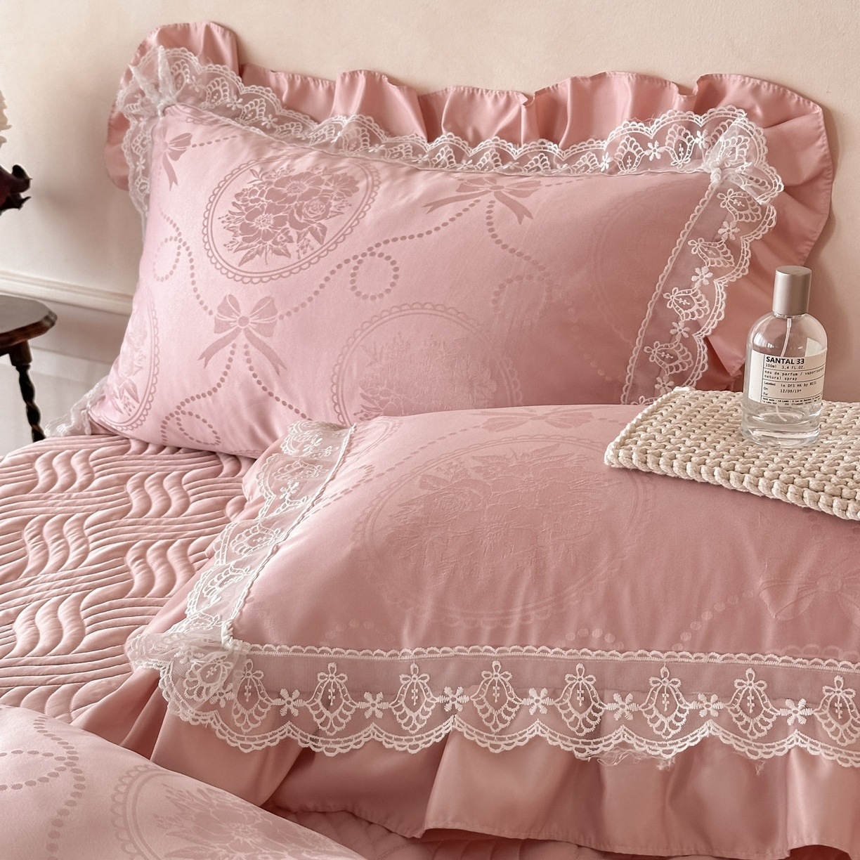 91家纺网 家纺一手货源 找家纺 首尔家纺 2026新款花边夹棉床盖四件套厚织提花款系列-提供买家秀 秘境-粉豆沙
