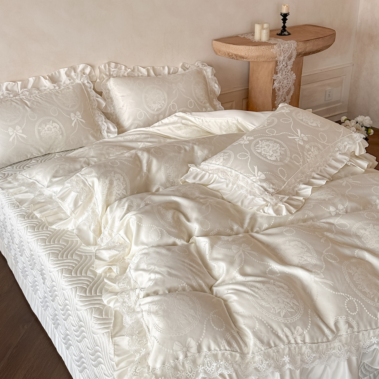 91家纺网 家纺一手货源 找家纺 首尔家纺 2026新款花边夹棉床盖四件套厚织提花款系列-提供买家秀 秘境-米白