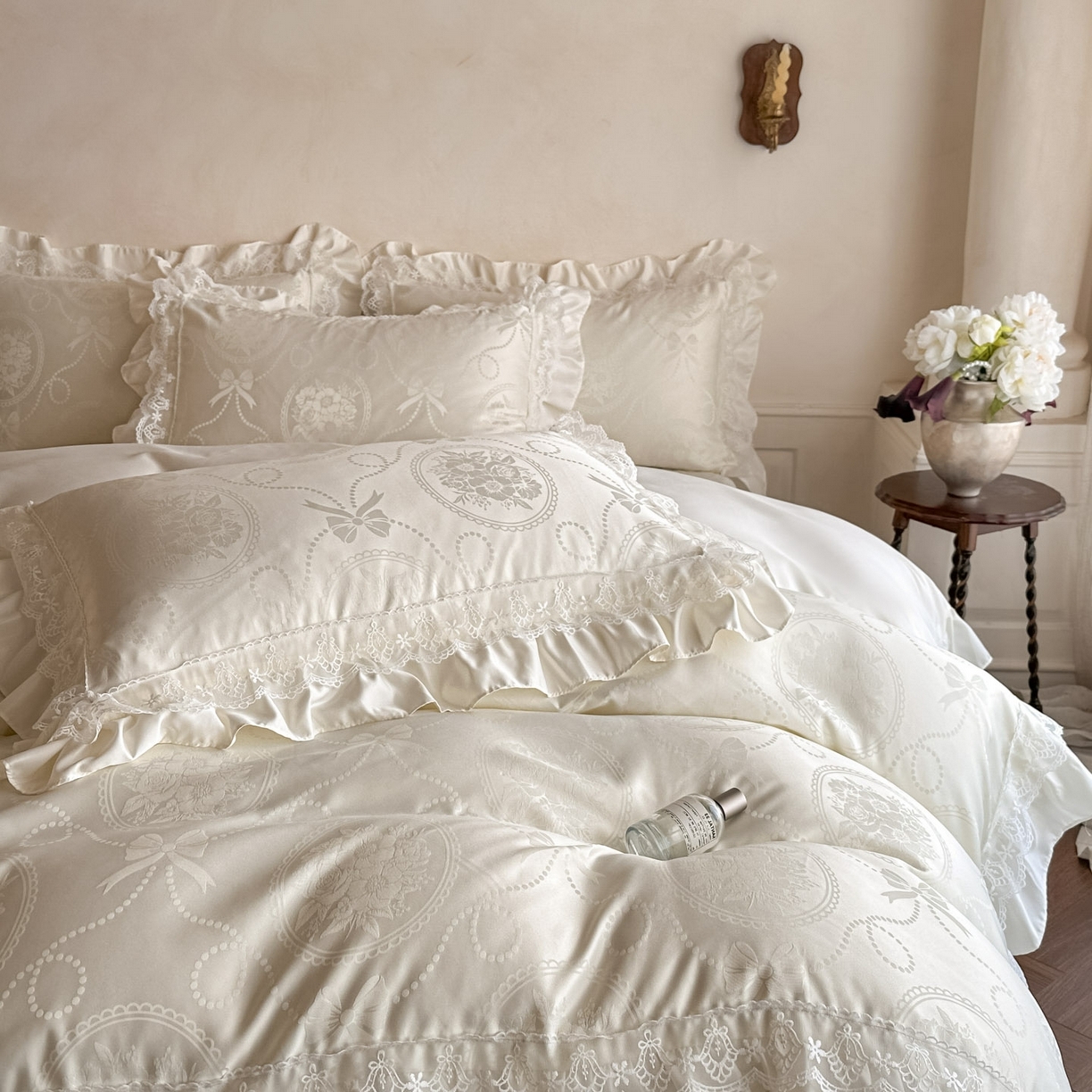 91家纺网 家纺一手货源 找家纺 首尔家纺 2026新款花边夹棉床盖四件套厚织提花款系列-提供买家秀 秘境-米白