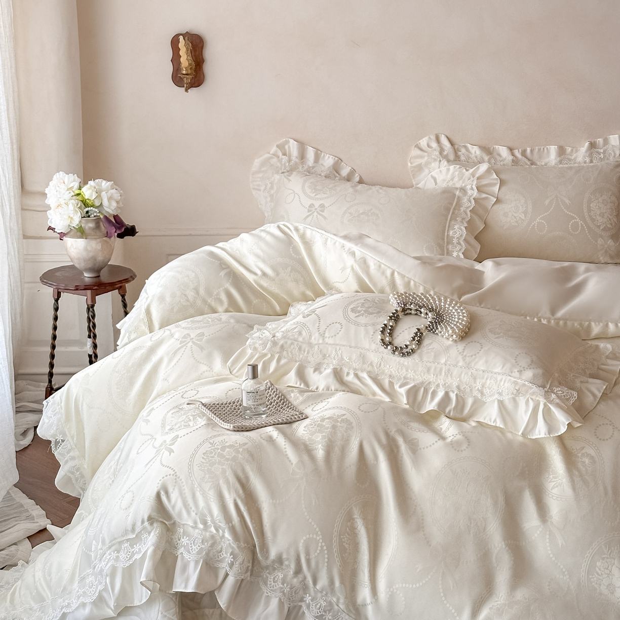 91家纺网 家纺一手货源 找家纺 首尔家纺 2026新款花边夹棉床盖四件套厚织提花款系列-提供买家秀 秘境-米白