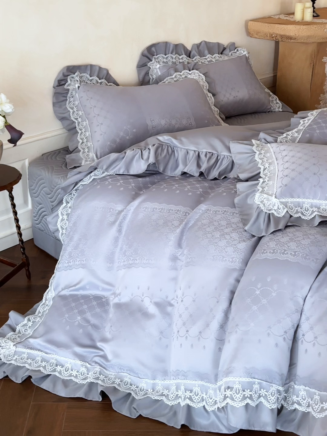 91家纺网 家纺一手货源 找家纺 首尔家纺 2026新款花边夹棉床盖四件套厚织提花款系列-提供买家秀 浮生若梦-浅云灰
