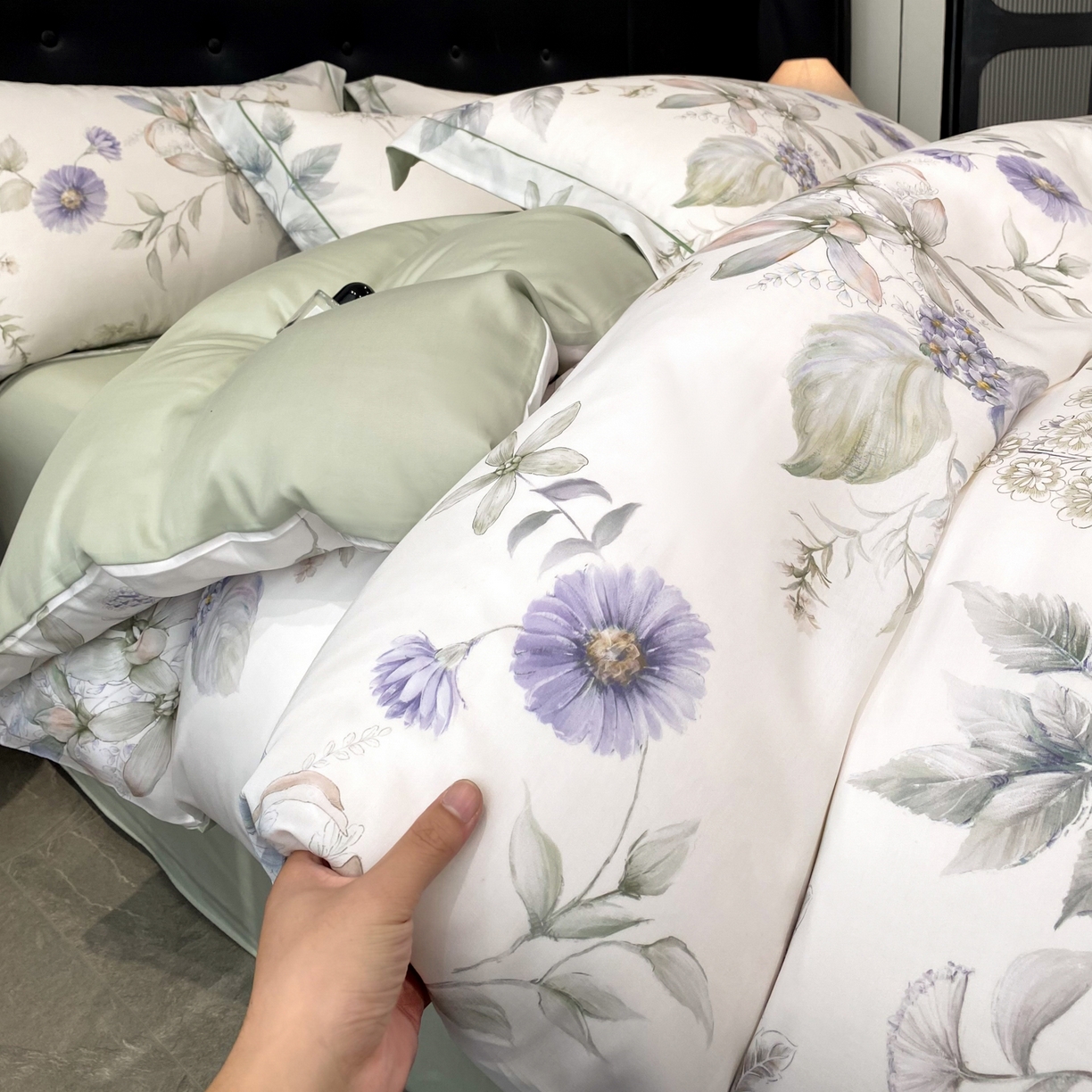 91家纺网 家纺一手货源 找家纺 启航家居 2026新款春夏天丝莱赛尔数码印花四件套 春溢然绿