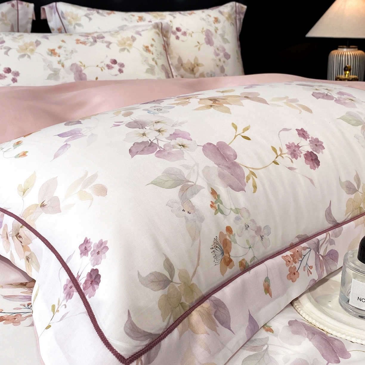 91家纺网 家纺一手货源 找家纺 启航家居 2026新款春夏天丝莱赛尔数码印花四件套 花颜外粉