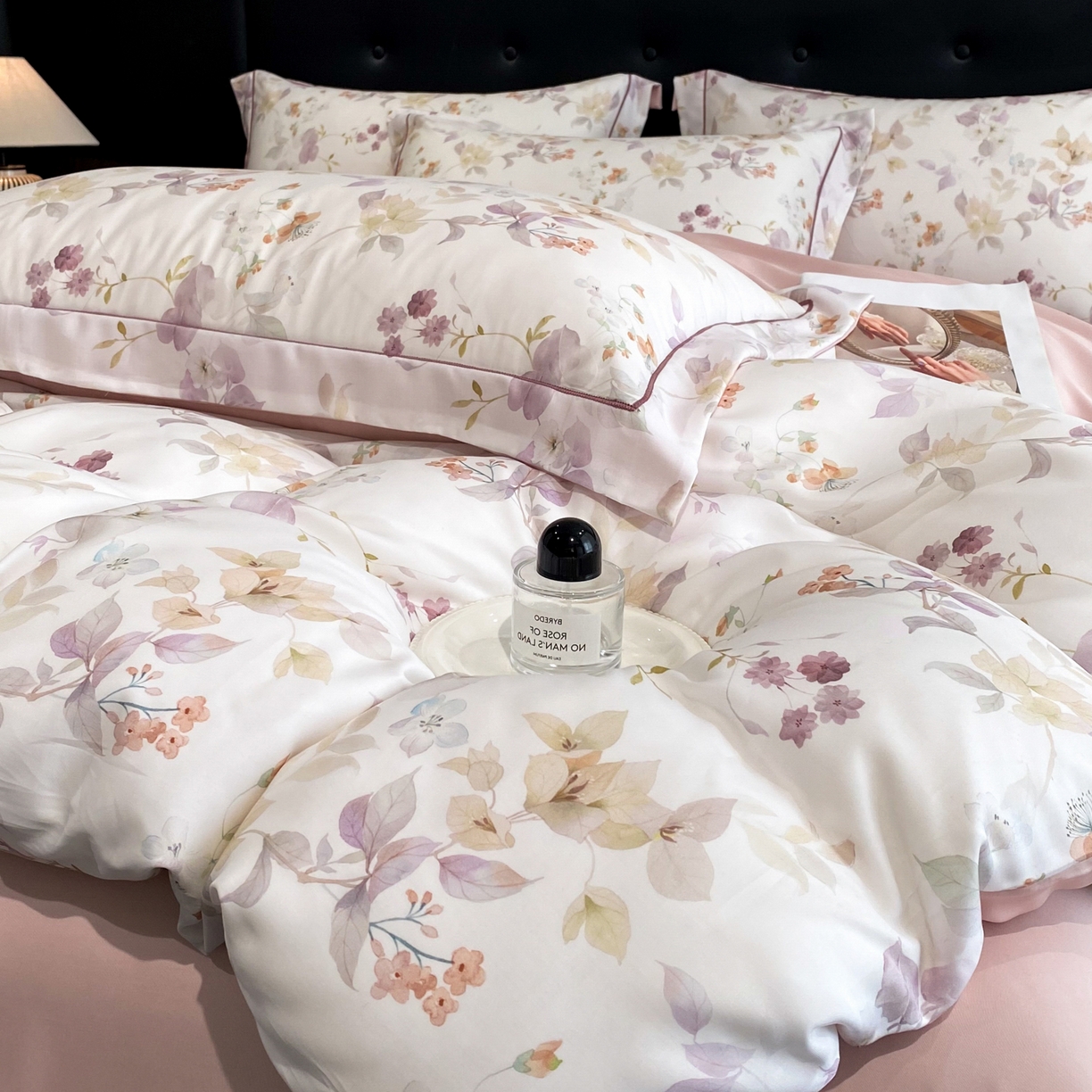 91家纺网 家纺一手货源 找家纺 启航家居 2026新款春夏天丝莱赛尔数码印花四件套 花颜外粉