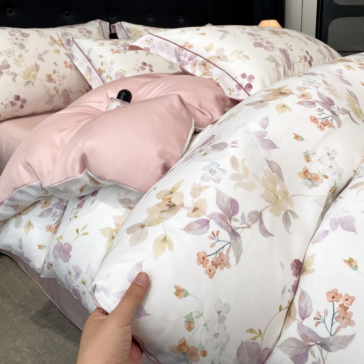 91家纺网 家纺一手货源 找家纺 启航家居 2026新款春夏天丝莱赛尔数码印花四件套 花颜外粉