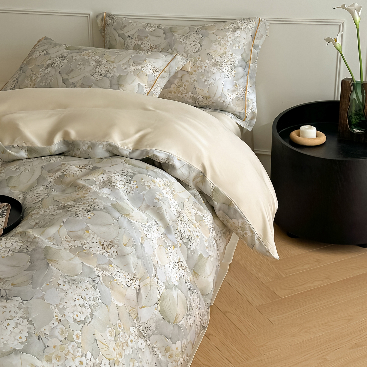 91家纺网 家纺一手货源 找家纺 启航家居 2026新款春夏天丝莱赛尔数码印花四件套 花园派对沙色