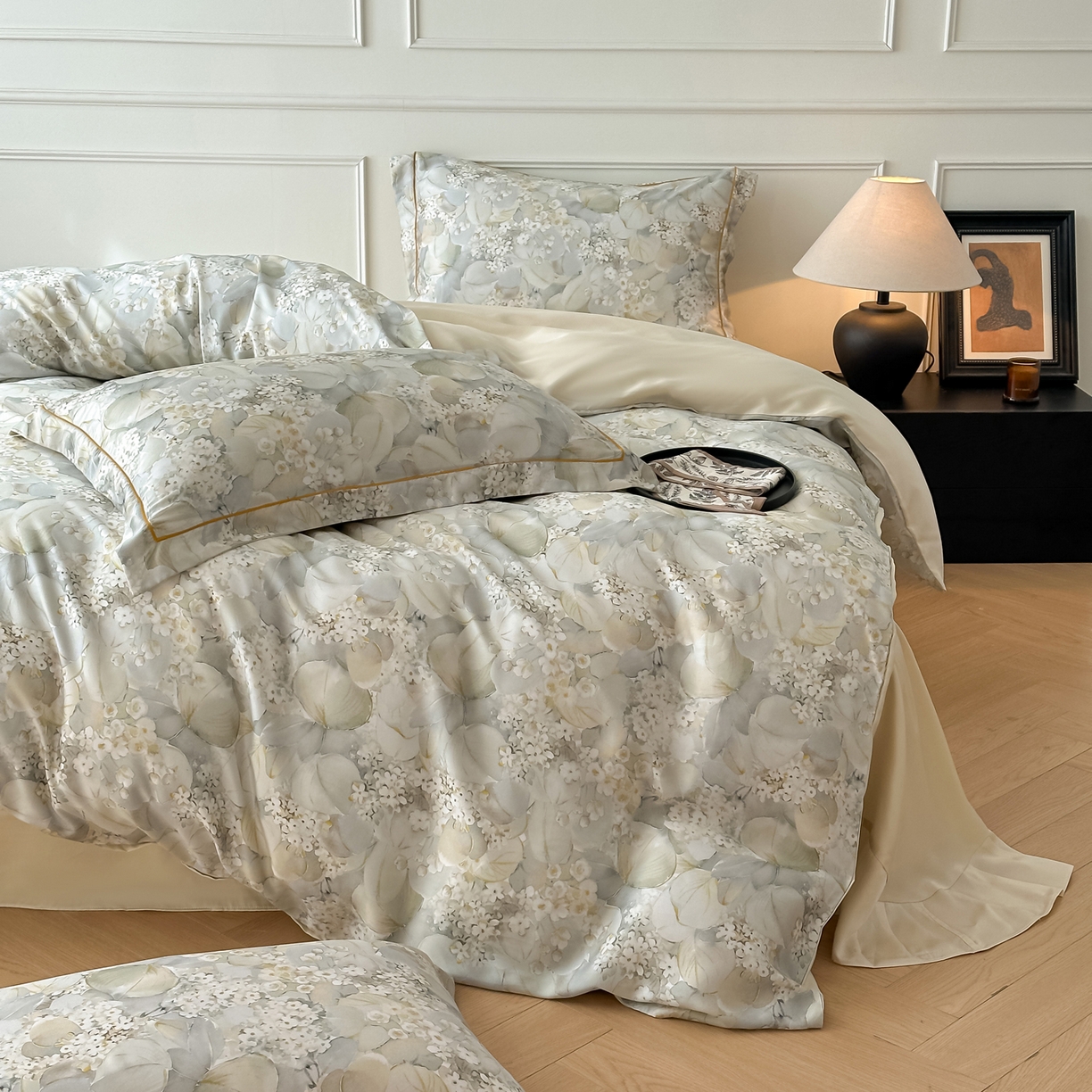 91家纺网 家纺一手货源 找家纺 启航家居 2026新款春夏天丝莱赛尔数码印花四件套 花园派对沙色