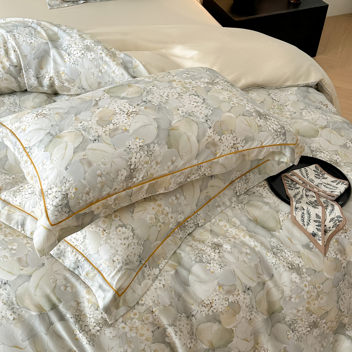 91家纺网 家纺一手货源 找家纺 启航家居 2026新款春夏天丝莱赛尔数码印花四件套 花园派对沙色