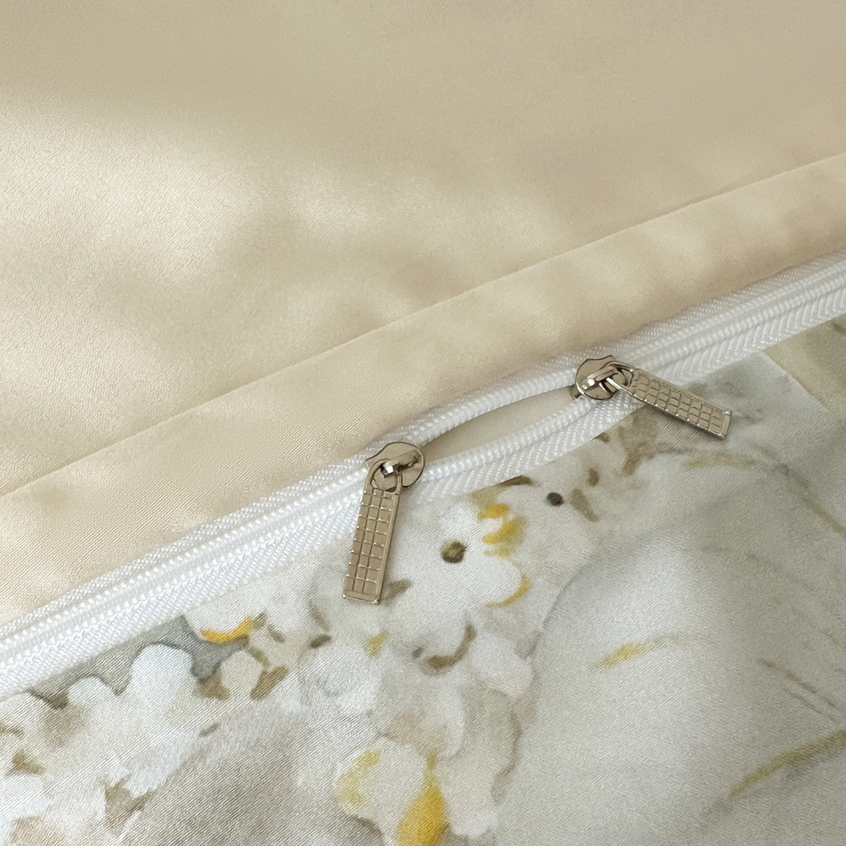 91家纺网 家纺一手货源 找家纺 启航家居 2026新款春夏天丝莱赛尔数码印花四件套 花园派对沙色