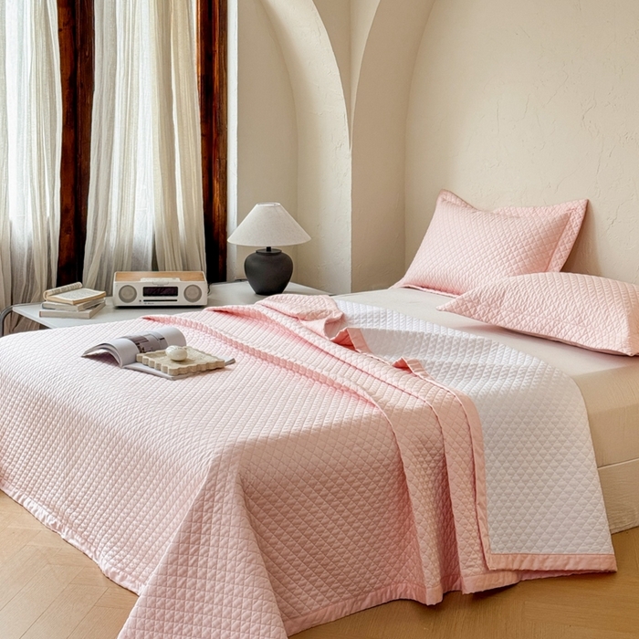 91家纺网 家纺一手货源 找家纺 法芙娜家纺 2026新款100S长绒棉床盖三件套 浅粉