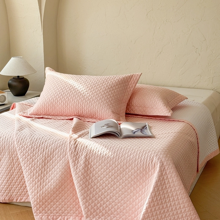 91家纺网 家纺一手货源 找家纺 法芙娜家纺 2026新款100S长绒棉床盖三件套 浅粉