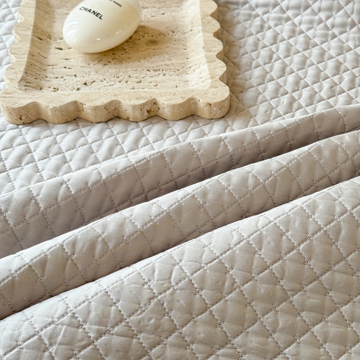 91家纺网 家纺一手货源 找家纺 法芙娜家纺 2026新款100S长绒棉床盖三件套 浅灰