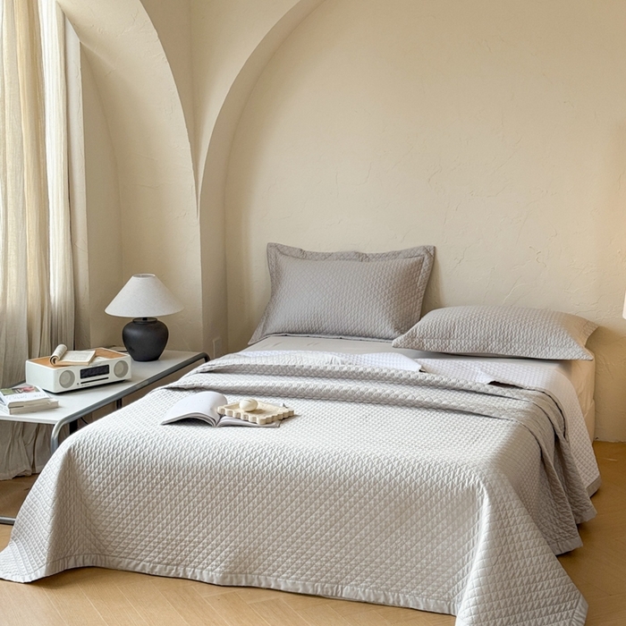 91家纺网 家纺一手货源 找家纺 法芙娜家纺 2026新款100S长绒棉床盖三件套 浅灰