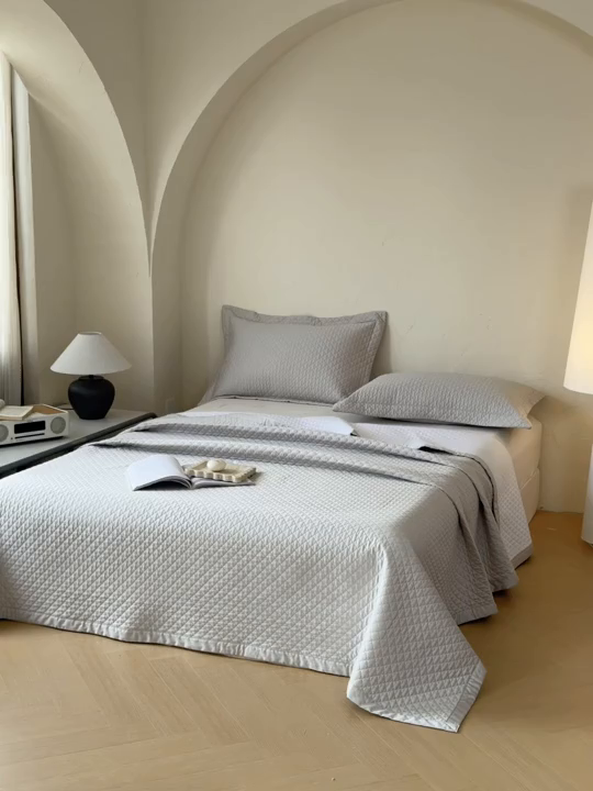 91家纺网 家纺一手货源 找家纺 法芙娜家纺 2026新款100S长绒棉床盖三件套 浅灰