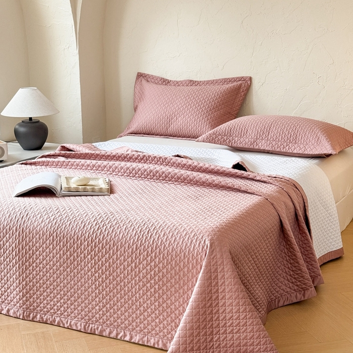 91家纺网 家纺一手货源 找家纺 法芙娜家纺 2026新款100S长绒棉床盖三件套 深粉