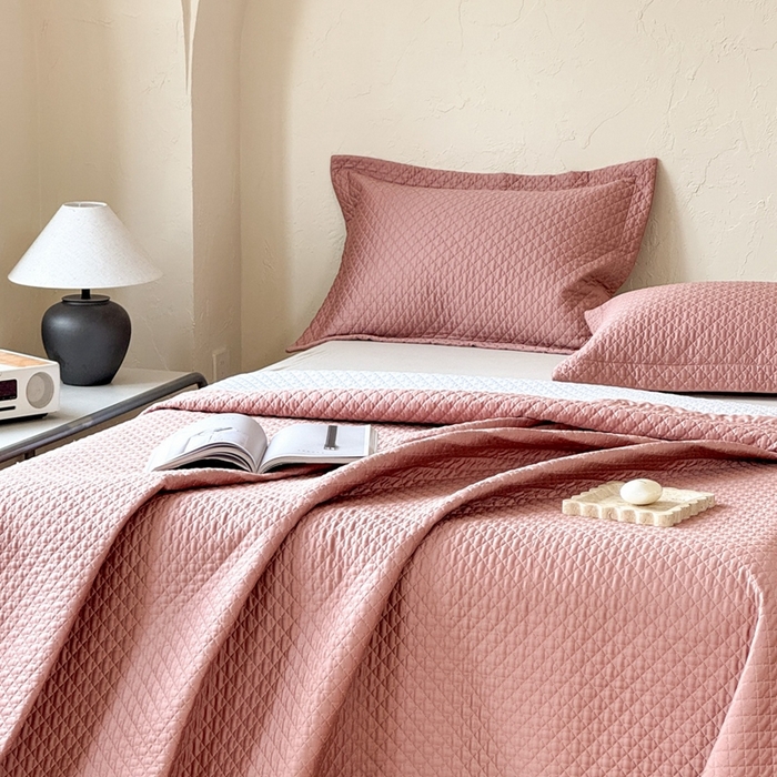 91家纺网 家纺一手货源 找家纺 法芙娜家纺 2026新款100S长绒棉床盖三件套 深粉