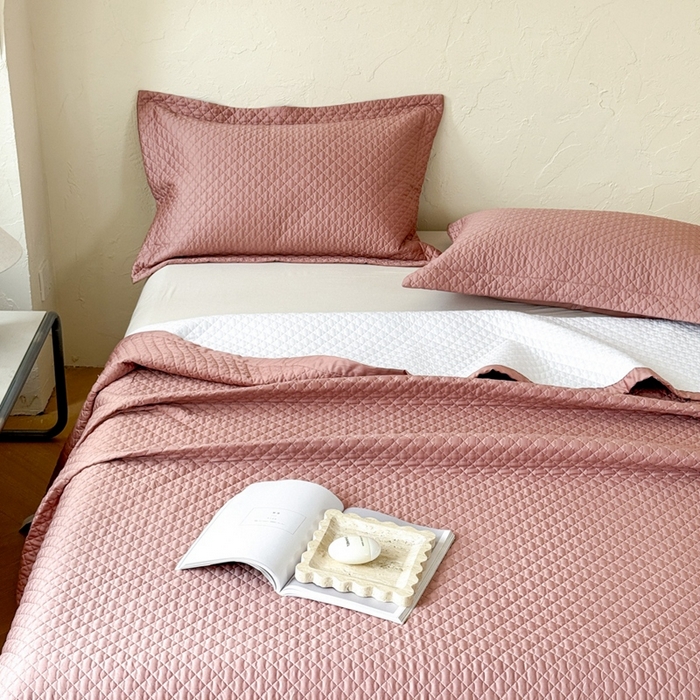 91家纺网 家纺一手货源 找家纺 法芙娜家纺 2026新款100S长绒棉床盖三件套 深粉