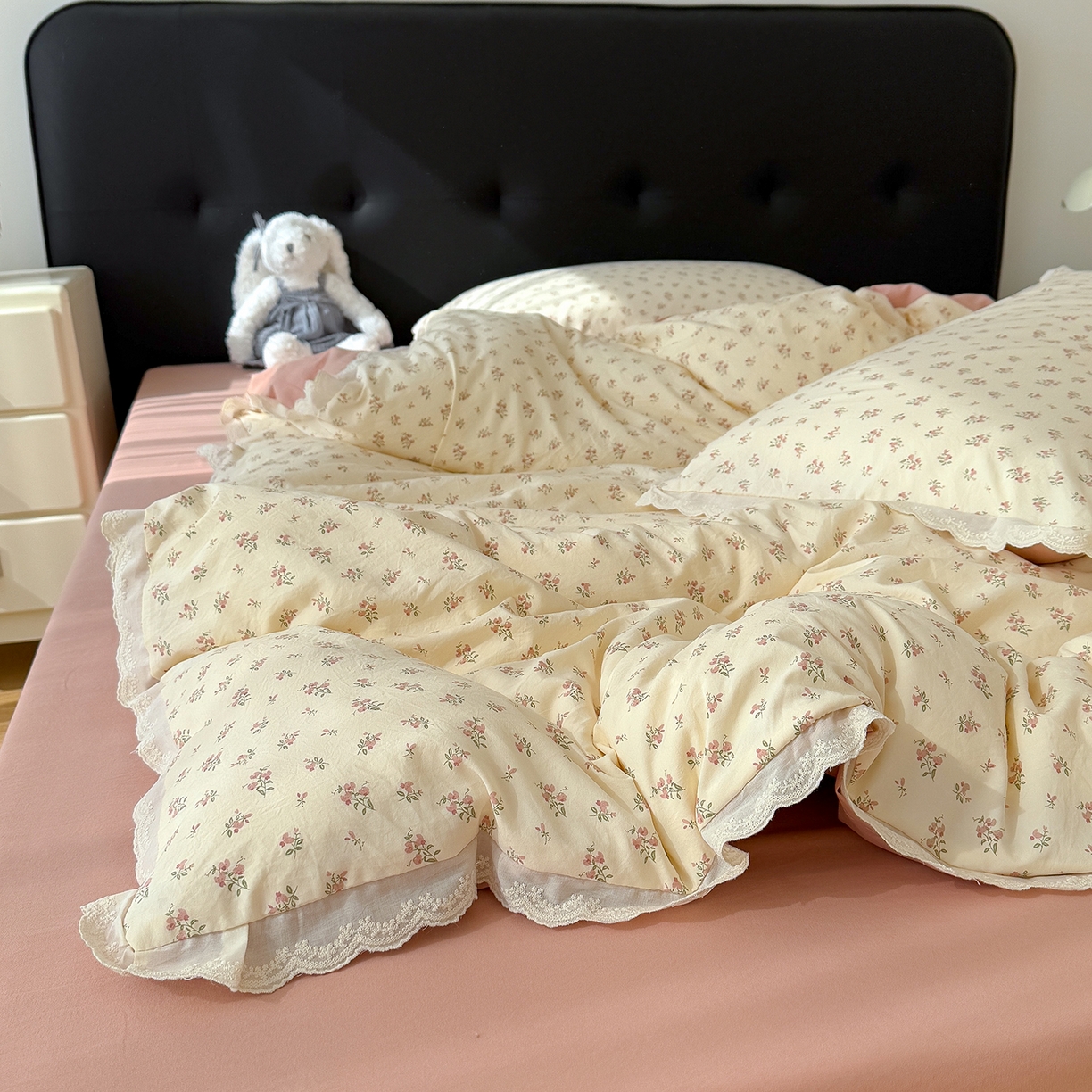 91家纺网 家纺一手货源 找家纺 铺尚美家纺 2026新款田园韩版花边款小碎花古法水洗仿棉A类云感棉四件套 午后花园粉