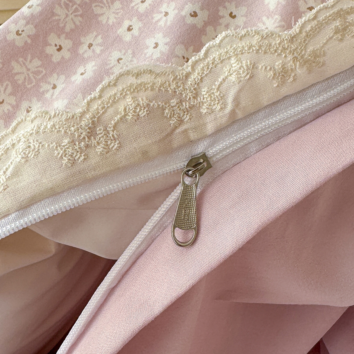 91家纺网 家纺一手货源 找家纺 铺尚美家纺 2026新款田园韩版花边款小碎花古法水洗仿棉A类云感棉四件套 仲夏晚樱