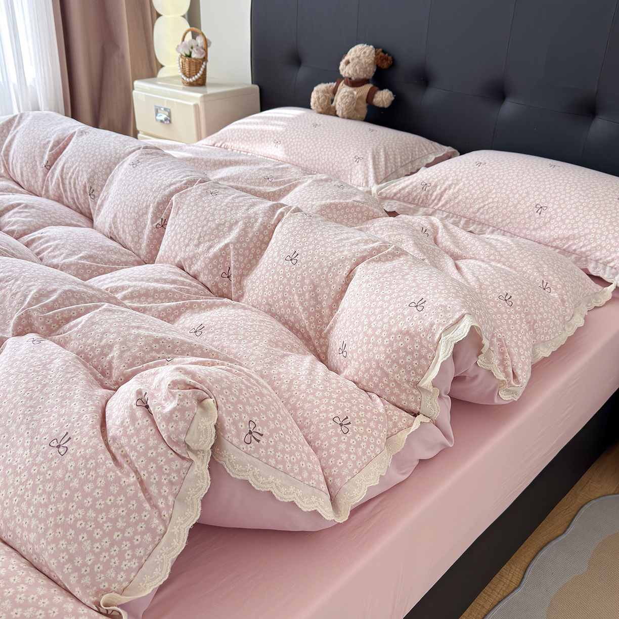 91家纺网 家纺一手货源 找家纺 铺尚美家纺 2026新款田园韩版花边款小碎花古法水洗仿棉A类云感棉四件套 仲夏晚樱