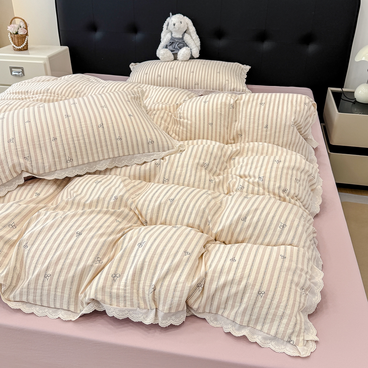 91家纺网 家纺一手货源 找家纺 铺尚美家纺 2026新款田园韩版花边款小碎花古法水洗仿棉A类云感棉四件套 竖条樱桃