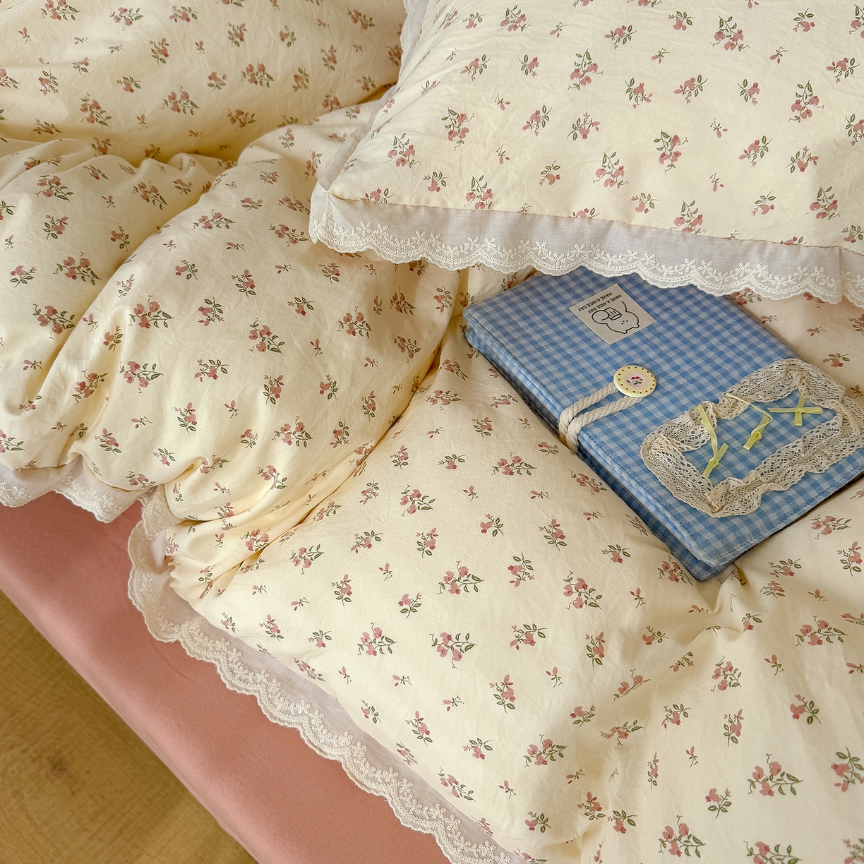 91家纺网 家纺一手货源 找家纺 铺尚美家纺 2026新款田园韩版花边款小碎花古法水洗仿棉A类云感棉四件套 午后花园粉