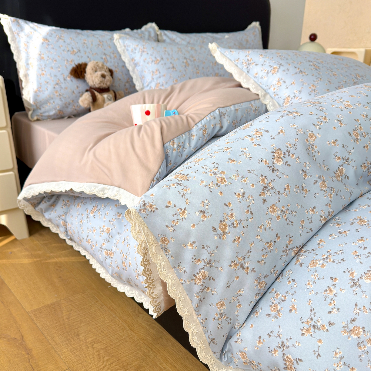 91家纺网 家纺一手货源 找家纺 铺尚美家纺 2026新款田园韩版花边款小碎花古法水洗仿棉A类云感棉四件套 蓝雪花