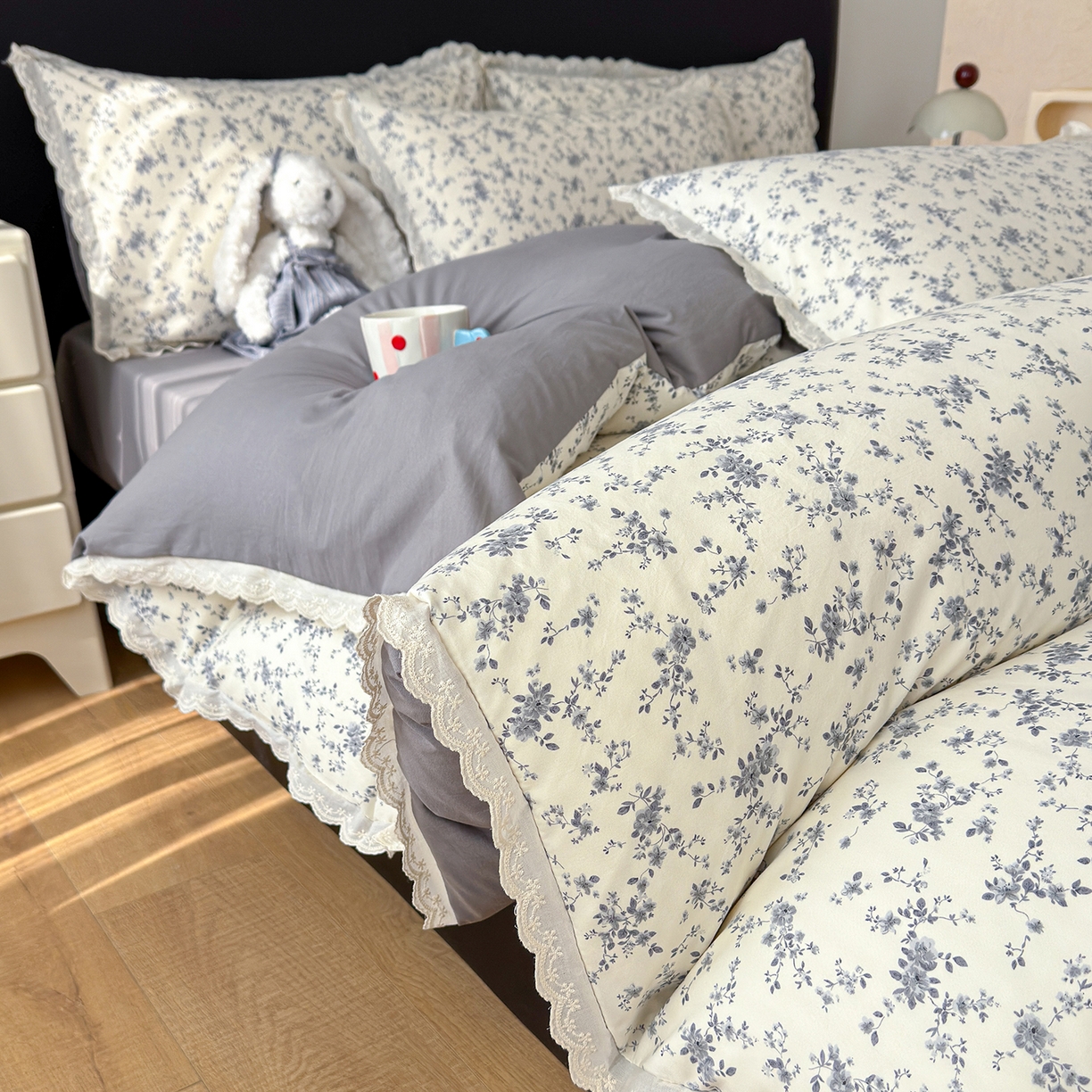 91家纺网 家纺一手货源 找家纺 铺尚美家纺 2026新款田园韩版花边款小碎花古法水洗仿棉A类云感棉四件套 花间梦