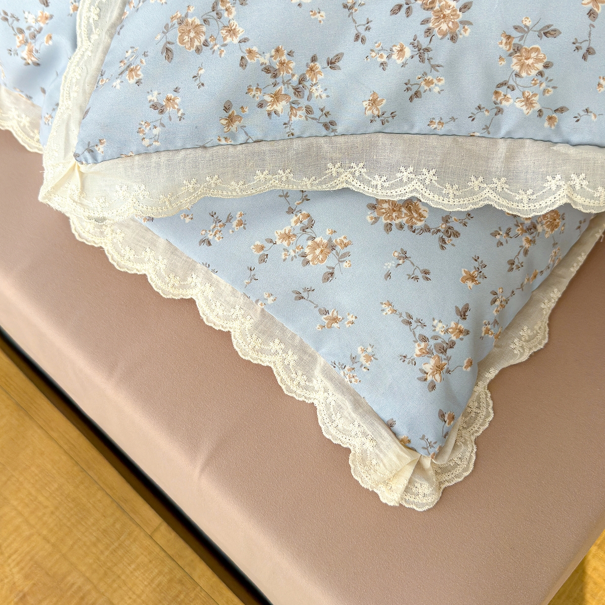 91家纺网 家纺一手货源 找家纺 铺尚美家纺 2026新款田园韩版花边款小碎花古法水洗仿棉A类云感棉四件套 蓝雪花