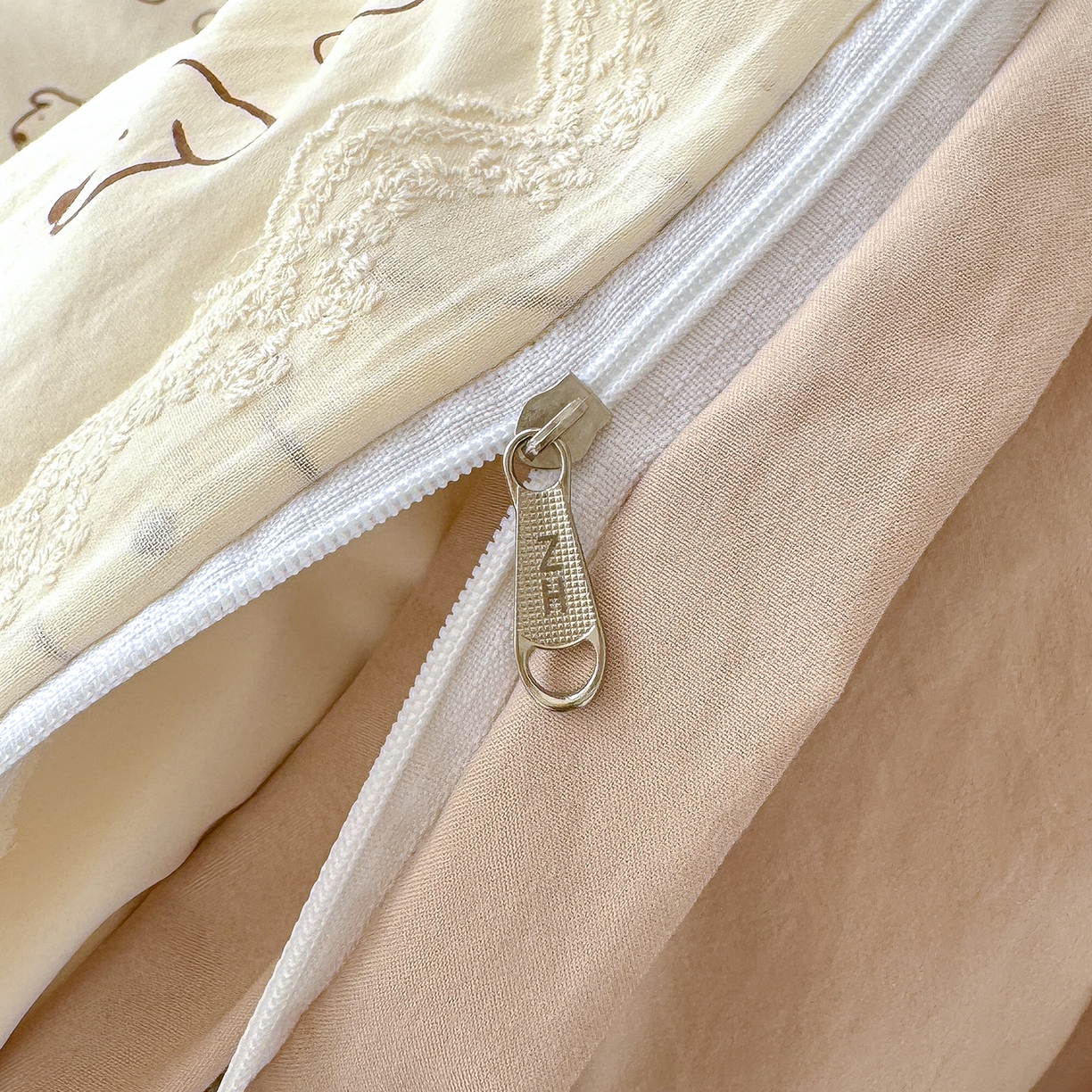 91家纺网 家纺一手货源 找家纺 铺尚美家纺 2026新款田园韩版花边款小碎花古法水洗仿棉A类云感棉四件套 萌宠