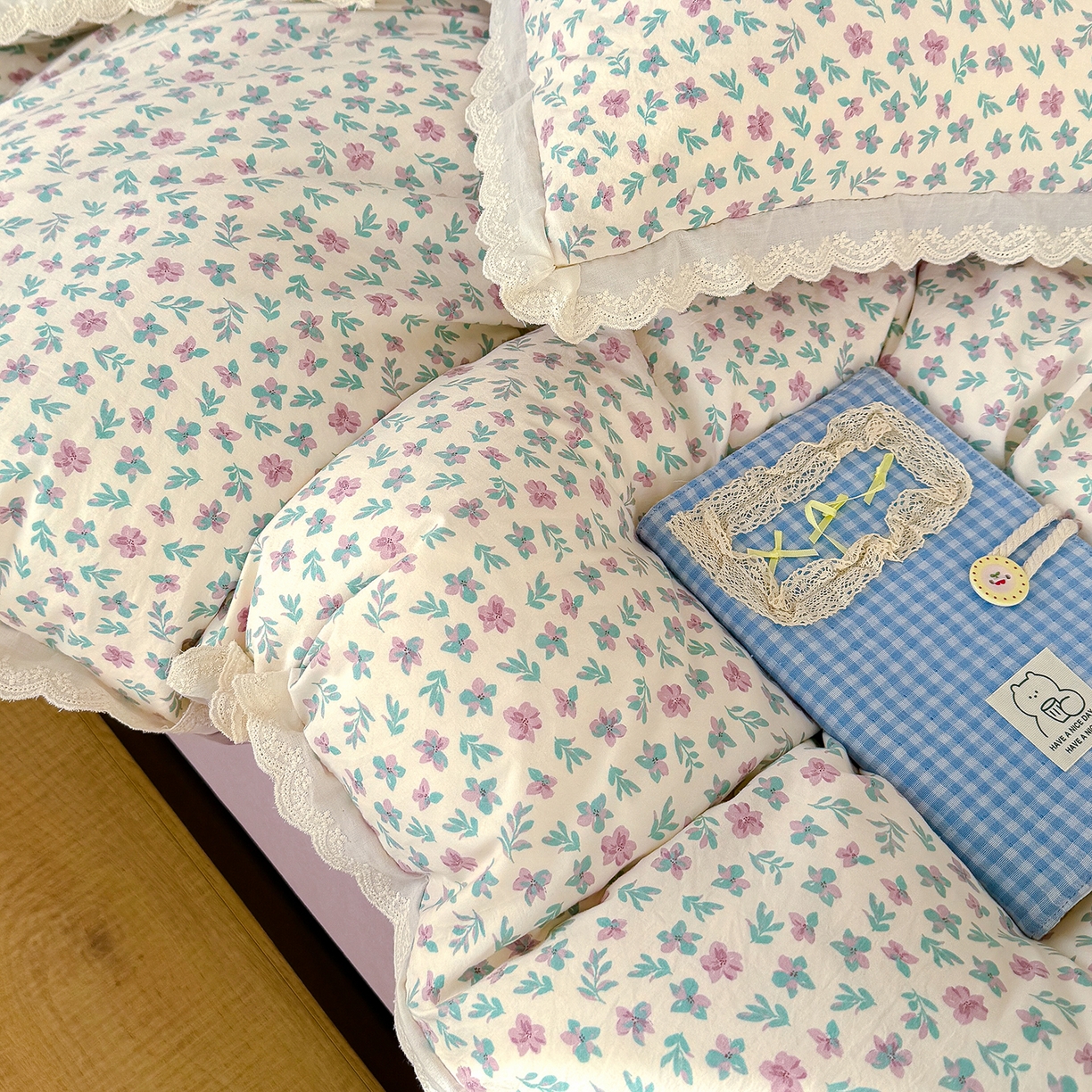 91家纺网 家纺一手货源 找家纺 铺尚美家纺 2026新款田园韩版花边款小碎花古法水洗仿棉A类云感棉四件套 花田故事