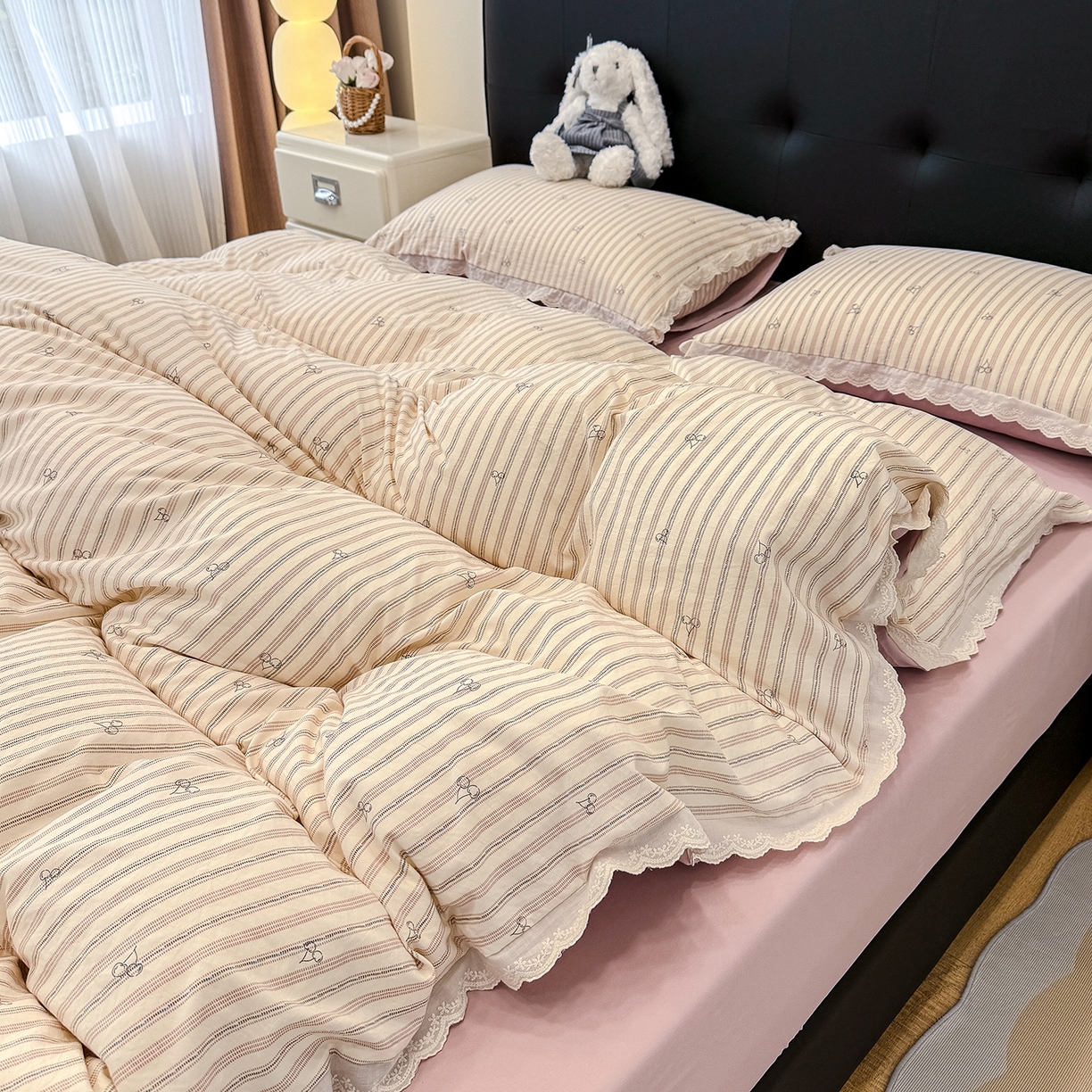 91家纺网 家纺一手货源 找家纺 铺尚美家纺 2026新款田园韩版花边款小碎花古法水洗仿棉A类云感棉四件套 竖条樱桃