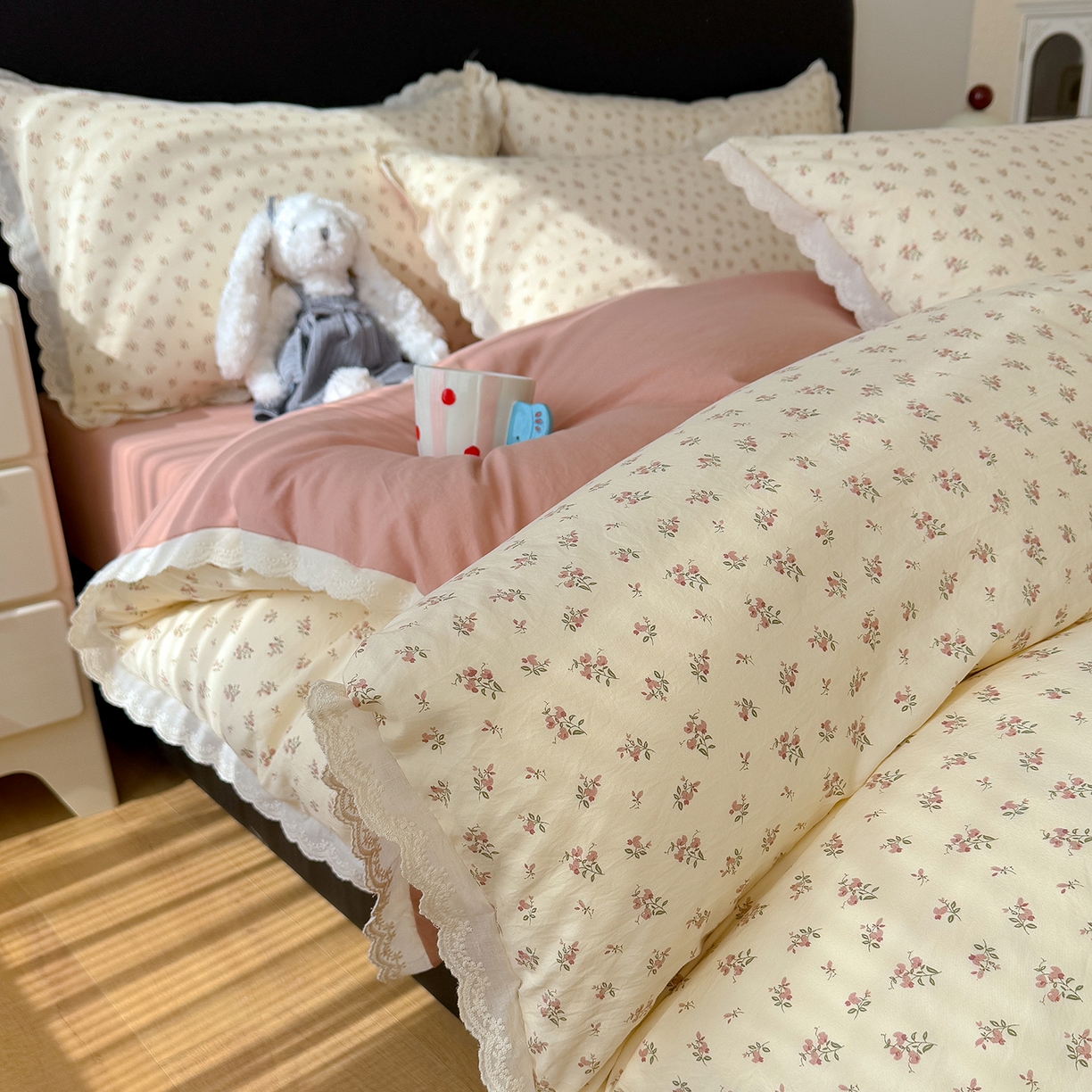 91家纺网 家纺一手货源 找家纺 铺尚美家纺 2026新款田园韩版花边款小碎花古法水洗仿棉A类云感棉四件套 午后花园粉