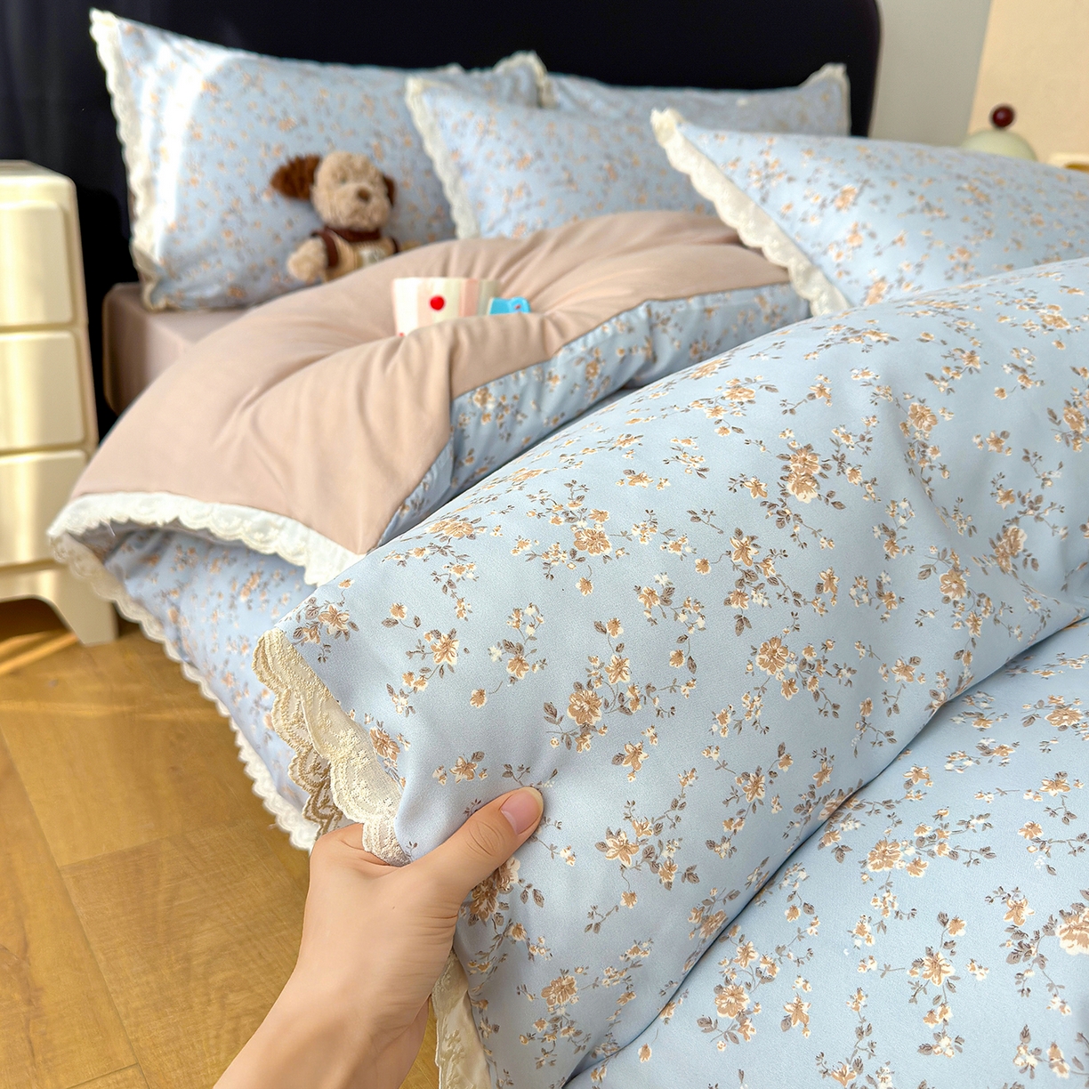 91家纺网 家纺一手货源 找家纺 铺尚美家纺 2026新款田园韩版花边款小碎花古法水洗仿棉A类云感棉四件套 蓝雪花