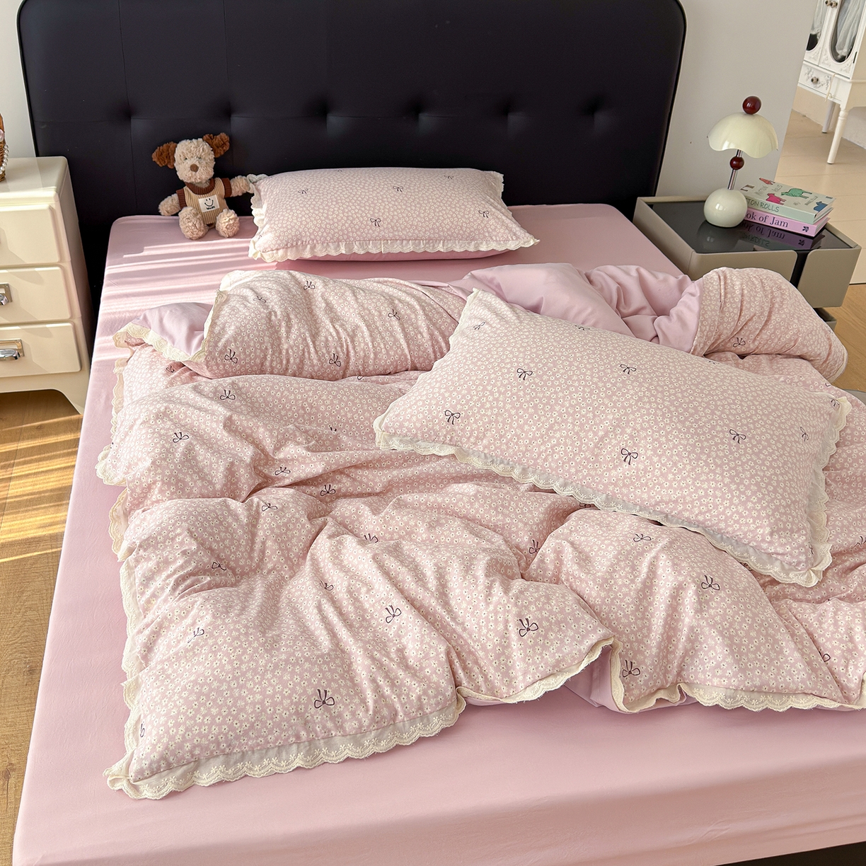 91家纺网 家纺一手货源 找家纺 铺尚美家纺 2026新款田园韩版花边款小碎花古法水洗仿棉A类云感棉四件套 仲夏晚樱